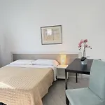 Easyrooms One בית הארחה